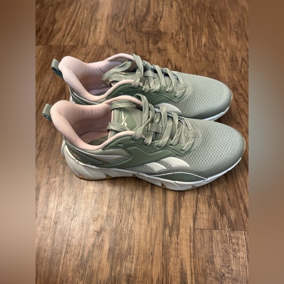 Reebok NWOT Women's Pink and Green Sneaker. Size 7.5 - Picture 5 of 7